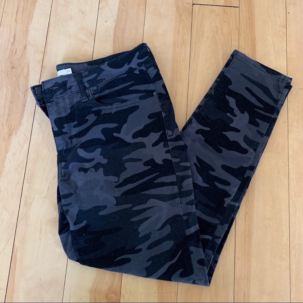 Levi’s 711 Skinny Black and Grey Camo Print Jeans!